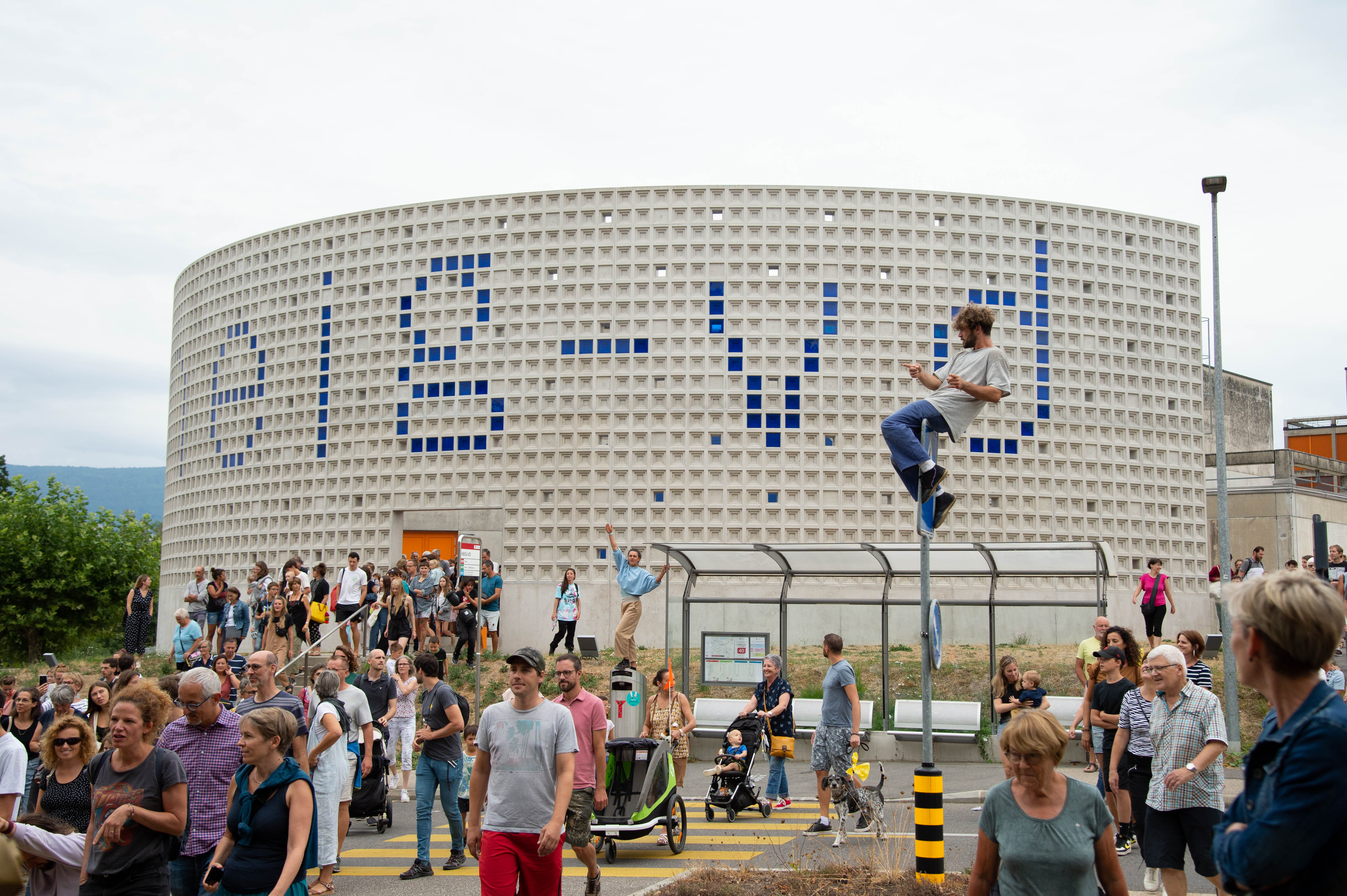 la création Béton devant la HEIG-VD